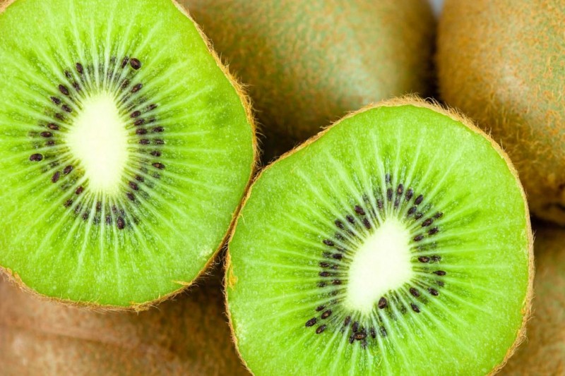 1-08-foods-prevent-cancer-kiwi-1024x683