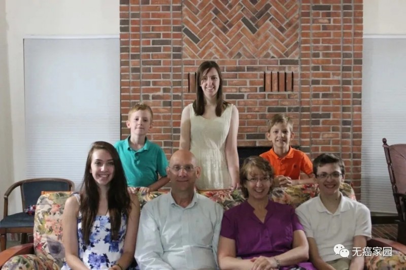 Ryan及其家人合照，左数第三个为Ryan