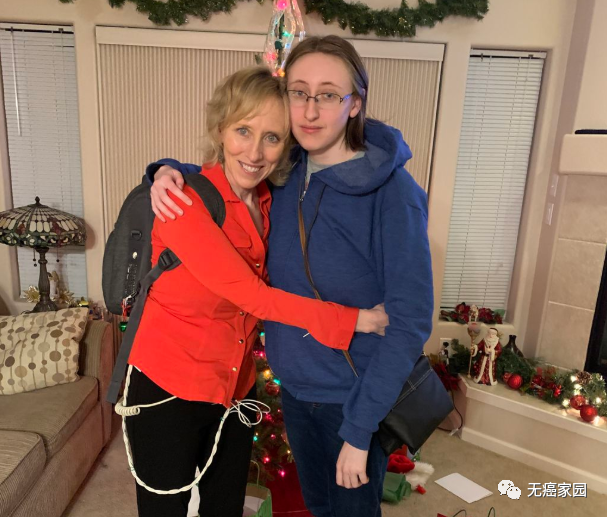头颈癌患者伍登和她的女儿妮可在2019年庆祝圣诞节